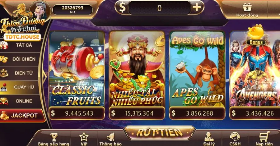 Người chơi đang tập trung vào màn hình slot game 7clubs Bet, thể hiện sự tư duy chiến lược và quản lý vốn cược thông minh, trong không gian casino hiện đại.