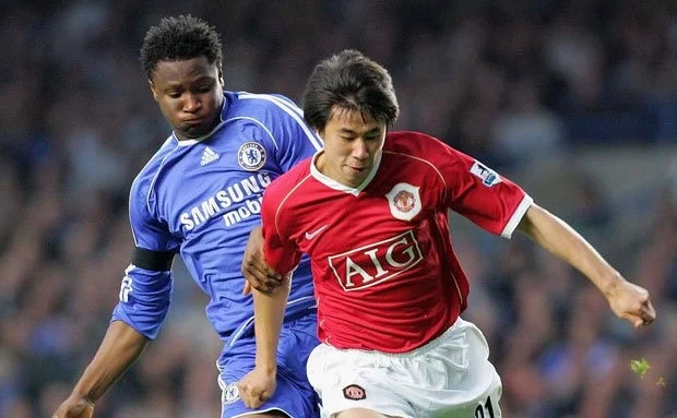 Quả bóng đá trên sân cỏ xanh, biểu tượng của cá cược bóng đá tại 7clubs bet